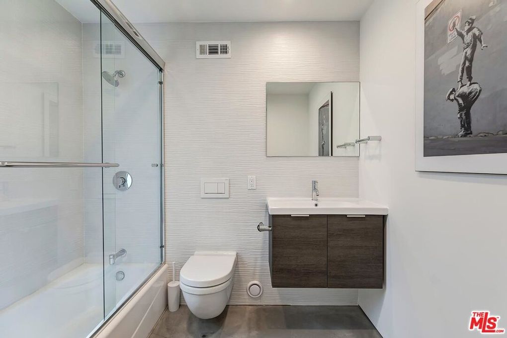 Hubbard guest bathroom