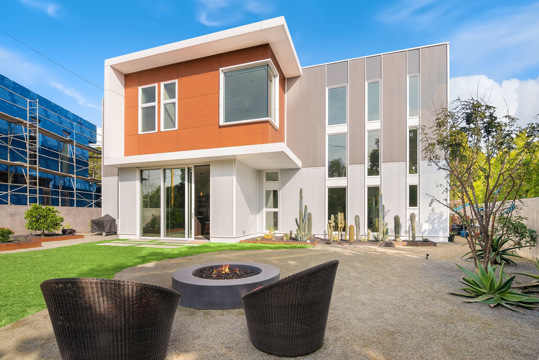 Motor backyard with fire pit