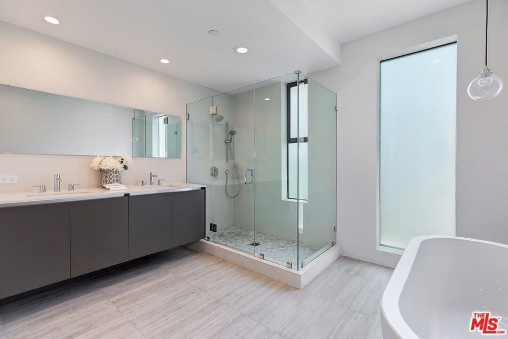 Hubbard bathroom